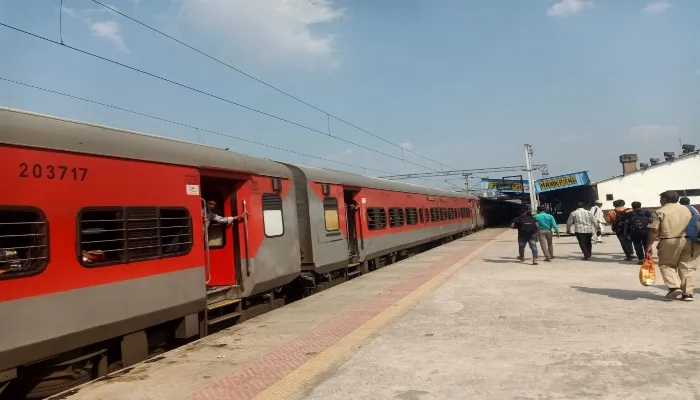 एसी कोच में खराबी पर दो घंटे खड़ी रही क्षिप्रा एक्सप्रेस