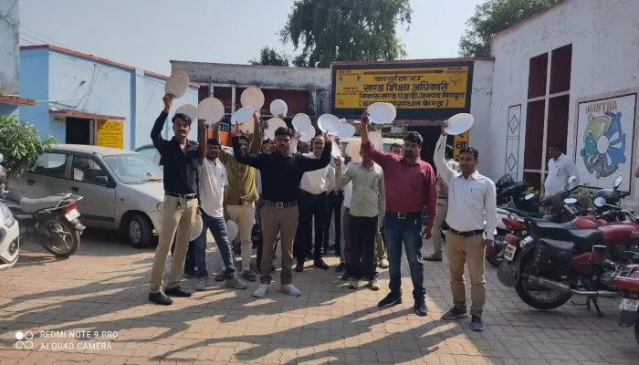 हंगामा: खाली थाली लेकर शिक्षक बोले, नहीं खाएंगे पानी जैसी दाल