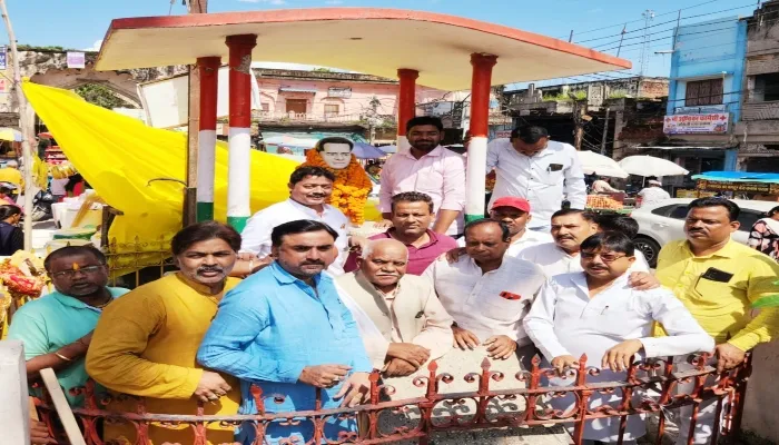 अयोध्या: समाजवादियों ने डॉ. लोहिया को दी श्रद्धांजलि