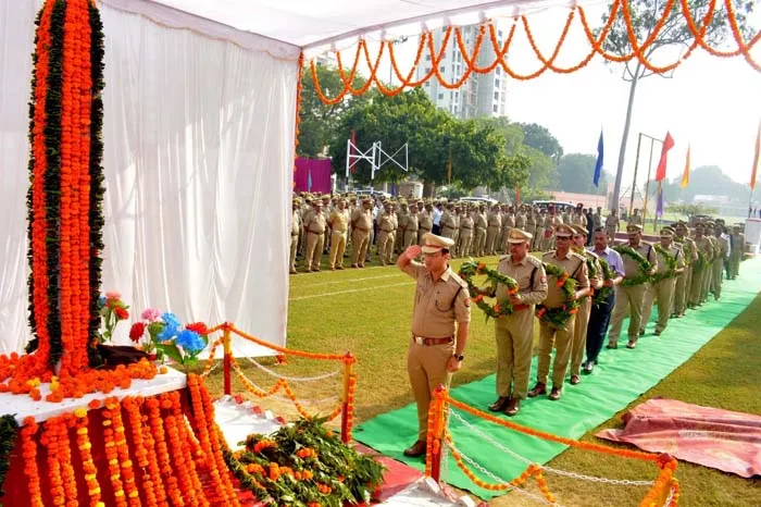 अयोध्या: स्मृतिका पर पुष्पचक्र चढ़ा शहीदों को दी गई श्रद्धांजलि