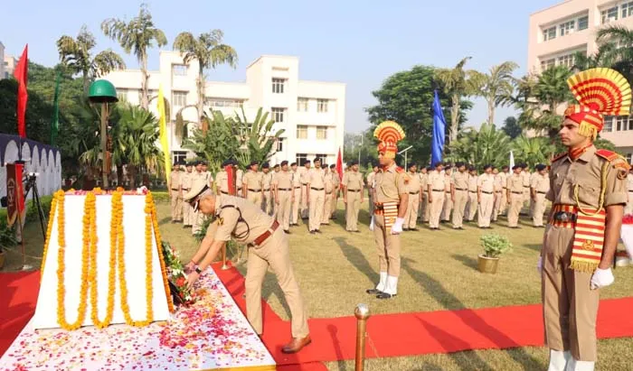 लखनऊ: पुलिस स्मृति दिवस के अवसर पर सशस्त्र सीमा बल, सीमांत मुख्यालय लखनऊ के प्रांगण में शहीदों को किया नमन