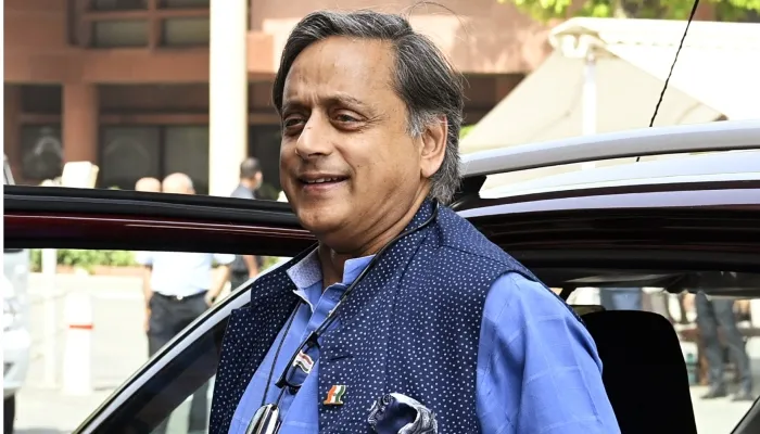 AICC President Election: लखनऊ पहुंचे शशि थरूर, बोले- मजबूत कांग्रेस देश की जरूरत