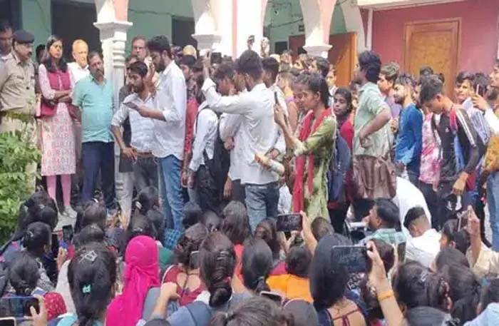 मेरठ में छात्रों का प्रदर्शन, कॉलेज पर पढ़ाई में लापरवाही का आरोप