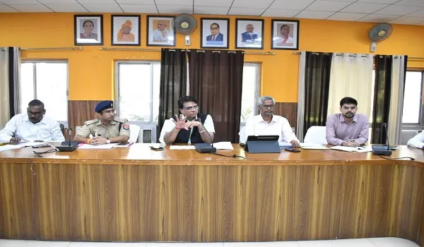 मुरादाबाद : अपर मुख्य सचिव ने सीवीओ को लगाई फटकारा, दिए निर्देश