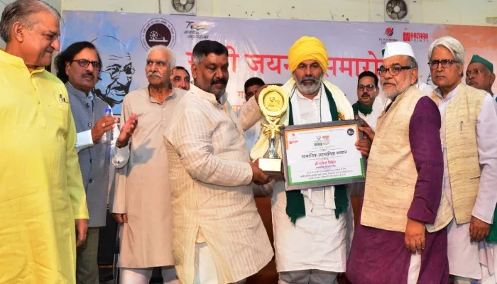 बाराबंकी: महात्मा गांधी शांति पुरस्कार से नवाजे गए चौधरी राकेश सिंह टिकैत