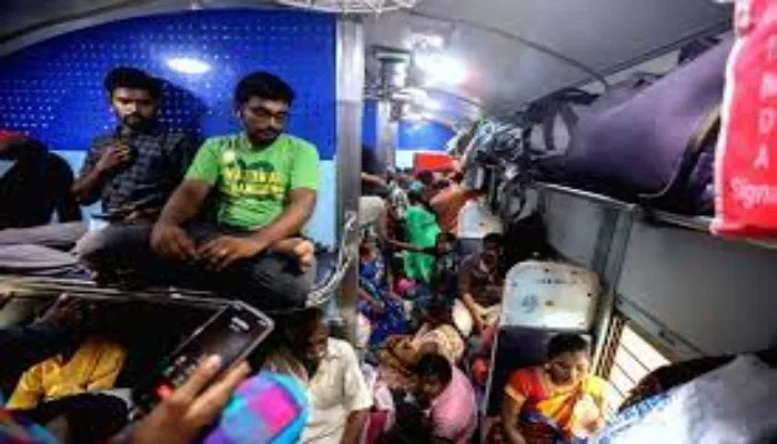 प्रयागराज: ट्रेनों में भारी भीड़, एसी कोच में दिखा जनरल बोगी जैसा नजारा