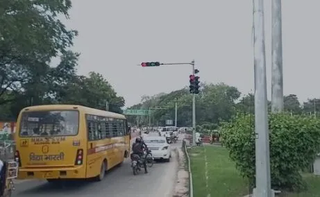 मथुरा: आखिरकार ठीक हो गई टैंक चौराहे की ट्रैफिक लाइट, लोगों ने ली राहत की सांस