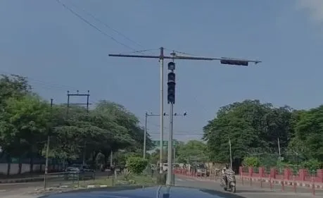 मथुरा: चौराहों पर लगीं ट्रैफिक लाइटें बनीं लोगों की मुसीबत का कारण