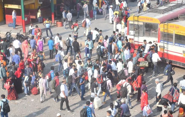 बरेली: रीजन की सभी बसें रूट पर फिर भी यात्री परेशान, पुराने और सेटेलाइट बस अड्डे पर उमड़ी भीड़
