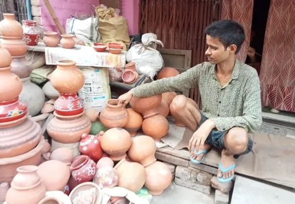 बरेली: दीये की रोशनी पर महंगाई का अंधेरा, बारिश ने बढ़ाईं मुश्किलें