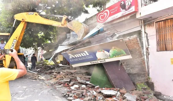 मुरादाबाद : अतिक्रमण पर गरजी नगर परिषद की जेसीबी, अवैध निर्माण ध्वस्त