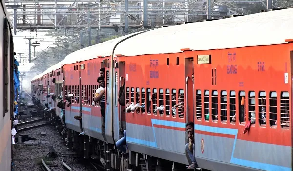 मुरादाबाद: कहीं ट्रेन में ही न मन जाए यात्रियों की दिवाली
