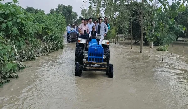 रामपुर : भाजपा सांसद ने ट्रैक्टर चलाकर किया आधा दर्जन गांव का भ्रमण, बांटी राहत सामग्री