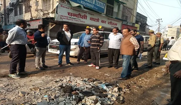 मुरादाबाद: वेलकम स्मार्ट सिटी के प्लेटफार्म की टाइल्स टूटी होने व मिट्टी जमा होने पर नगर आयुक्त भड़के