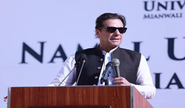 ‘नवाज की तरह भागूंगा नहीं’,  भारत की तारीफ कर इमरान खान ने पाक सरकार को चेताया