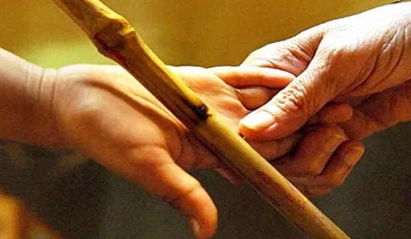 रामपुर : शिक्षकों का शौचालय प्रयोग करने पर सात वर्षीय छात्रा को बेरहमी से पीटा