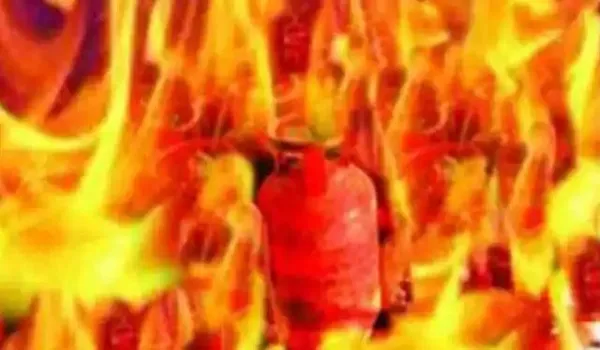 अमरोहा : मिड-डे मील बनाते समय सिलेंडर में लगी आग, बुझाने के प्रयास में तीन रसोइएं झुलसे