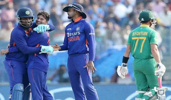 IND vs SA 3rd ODI : भारतीय गेंदबाजी के आगे पस्त हुआ दक्षिण अफ्रीका, 12 साल बाद अपनी धरती पर वनडे सीरीज पर किया कब्जा