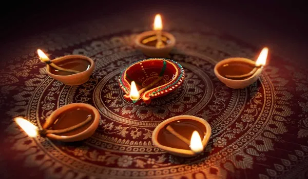मुरादाबाद: दिवाली पर दीयों की रोशनी से जगमगाएंगे पंचायत भवन और शौचालय