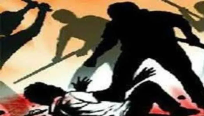 उन्नाव: सीटी बजाने के विरोध पर दबंगों ने पीटा, दो घायल, एक की हालत गंभीर