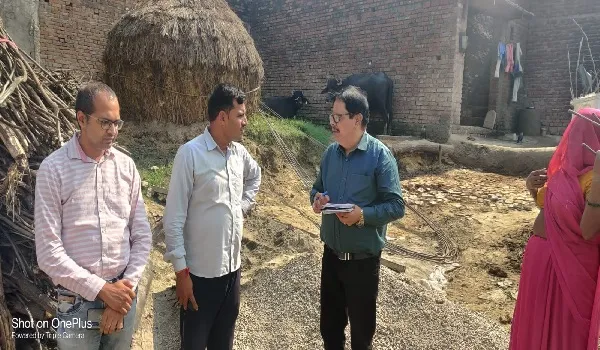 मुरादाबाद : सीवीओ ने पशुओं में होने वाली बीमारियों के प्रति किया जागरूक