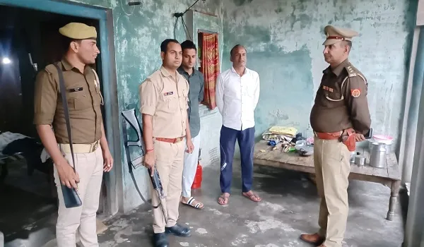 बिजनौर: ढाई लाख के इनामी आदित्य राणा के पोस्टर किए चस्पा, पुलिस कस्टडी से हुआ था फरार