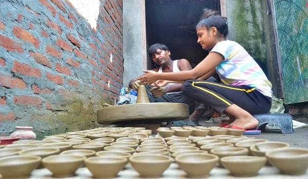 मुरादाबाद : अबकी मिट्टी के सुनहरे दीयों से जगमग होंगे घर-आंगन