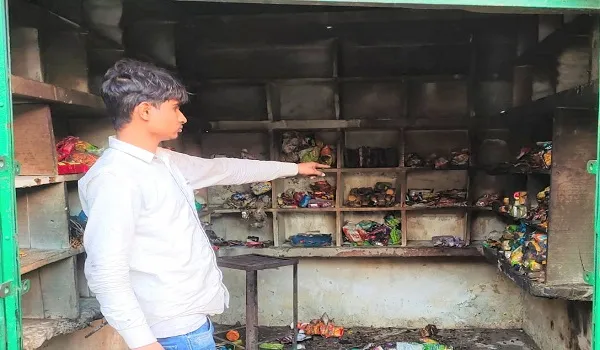 संभल: टेंट की दुकान में पटाखे से लगी आग, दो लाख का नुकसान