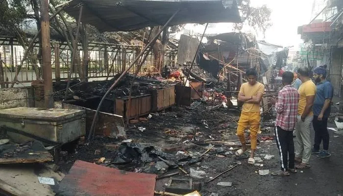 लखनऊ: आलमबाग के चंदर नगर क्षेत्र में धू-धू कर जले फुटपाथ व्यापारियों के सपने, लाखों का माल स्वाहा