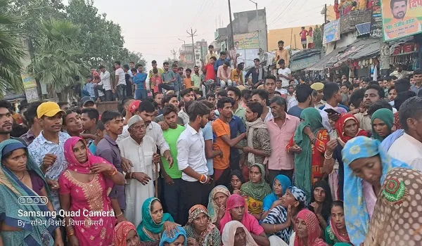 अमरोहा : इलाज के दौरान बच्चे की मौत से गुस्साए परिजनों ने हाईवे किया जाम