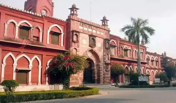 रामपुर: अलीगढ़ मुस्लिम विश्वविद्यालय की छत पर रामपुर के छात्रों ने चढ़ा दिया था ऊंट