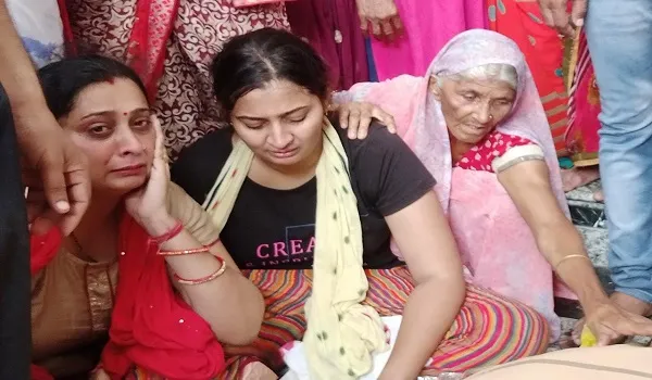 अमरोहा: बंदर से बचने की कोशिश में छत से गिरी महिला, मौत