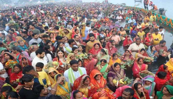 लखनऊ: उगते सूर्य को अर्घ्य देकर छठ महापर्व हुआ संपन्न, 36 घंटे का निर्जला उपवास तोड़ेंगे व्रती, देखें तस्वीरें