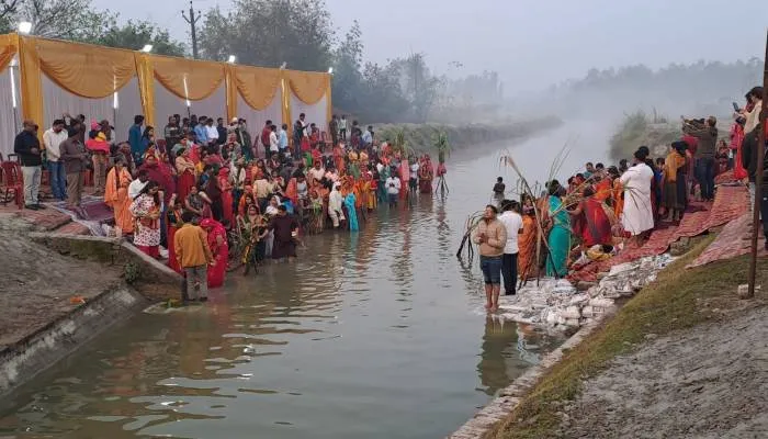 रायबरेली: अरुणोदय काल में सूर्य भगवान को अर्घ्य देकर व्रतियों ने की सुख समृद्धि की कामना