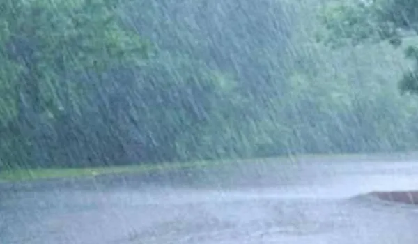 संभल: बारिश बनी आफत, चार मकानों की कच्ची छत गिरी