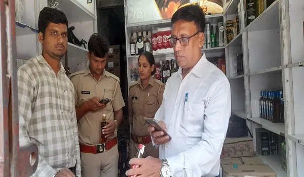 संभल: आबकारी इंस्पेक्टर ने शराब की दुकान पर की छापामारी, स्टाक चेक कर ओवररेट बेचने पर दी कार्रवाई की चेतावनी