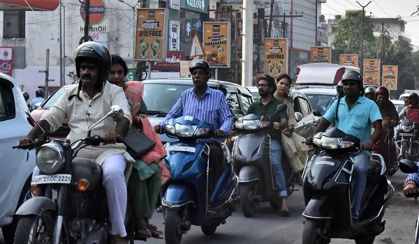 मुरादाबाद: दिवाली की खरीदारी को उमड़ी भीड़, जाम से वाहनों की लंबी कतार