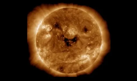 नासा ने कैमरे में कैद की “ मुस्कुराते सूरज ” की तस्वीर