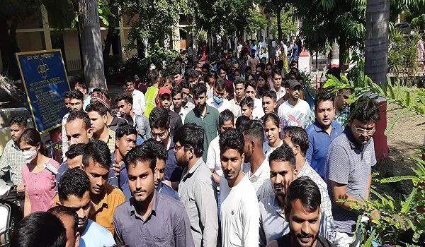 मुरादाबाद: 55 केंद्रों पर पहली पाली की परीक्षा संपन्न, गणित के सवालों में अटके कुछ विद्यार्थी