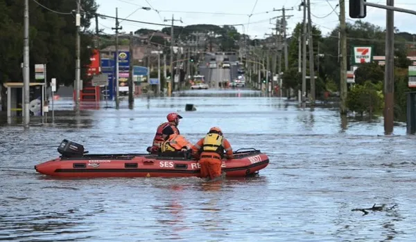 ऑस्ट्रेलिया में क्षेत्रीय लोगों को सुरक्षित स्थान पर जाने का मिला आदेश