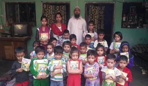 मुरादाबाद: छोटे बच्चों को वितरित की किताबें, सामाजिक संगठन द्वारा किया गया कार्यक्रम का आयोजन