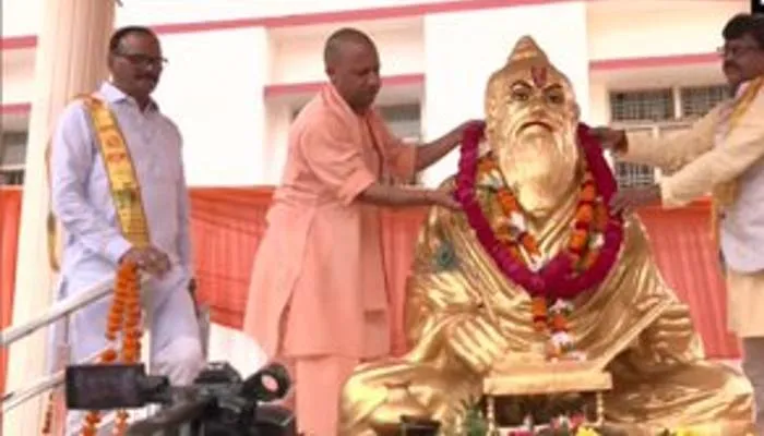महर्षि वाल्मीकि को सीएम योगी ने किया याद, अर्पित की श्रद्धांजलि