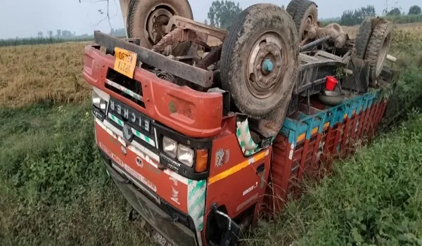 संभल: सड़क किनारे पलटा ई-कचरे से लदा ट्रक, चालक फरार