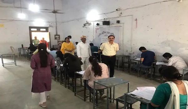 अमरोहा : 3 केन्द्रों पर हुई पीईटी, डीएम ने किया परीक्षा केंद्रों का निरीक्षण