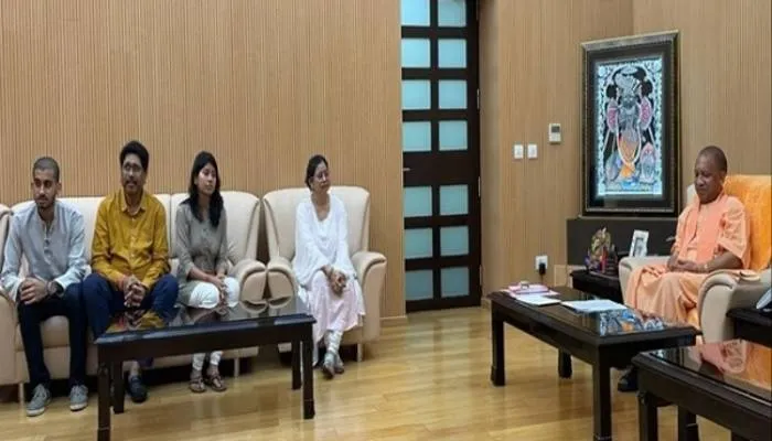 लखनऊ: राजू श्रीवास्तव के परिजनों से मिलेसी सीएम योगी, बच्चों को आगे बढ़ने के लिए किया प्रोत्साहित