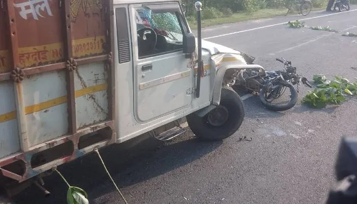 बहराइच: बाइक और पिकअप में भिड़ंत, पेट का एग्जाम देने जा रहे छात्र की मौत, दूसरा घायल