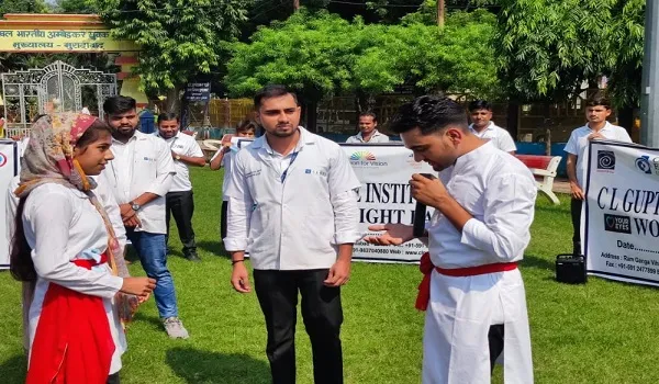 मुरादाबाद : नुक्कड़ नाटक के माध्यम से विश्व दृष्टि दिवस पर की नेत्र जांच कराने की अपील