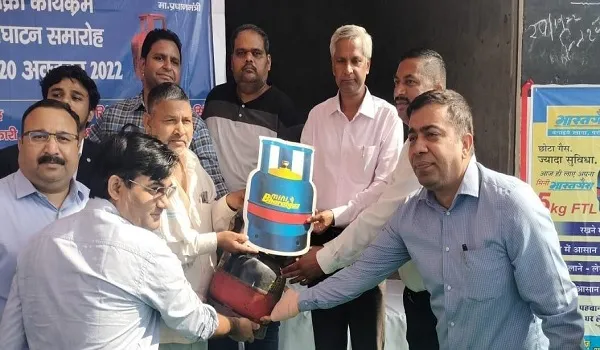 मुरादाबाद: अब राशन कोटेदार की दुकान से मिलेगा LPG सिलेंडर, डीएम ने फीता काटकर किया उद्घाटन