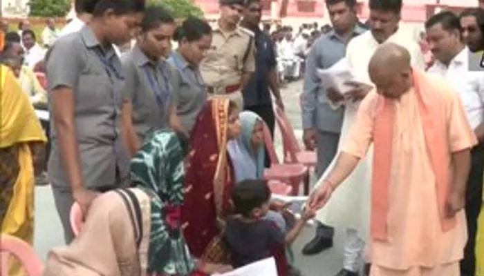 गोरखपुर: सीएम योगी ने जनता दर्शन में सुनी लोगों की फरियाद, अधिकारियों को दिए निर्देश