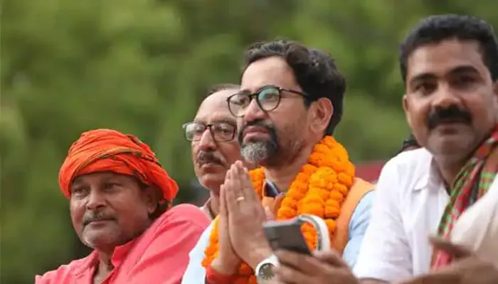 भाजपा सांसद निरहुआ को उनकी मां ने दी हिदायत, आजमगढ़ को लेकर कही यह बात